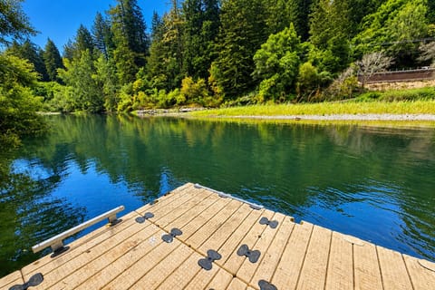 Pricvate dock avail until early Sept.