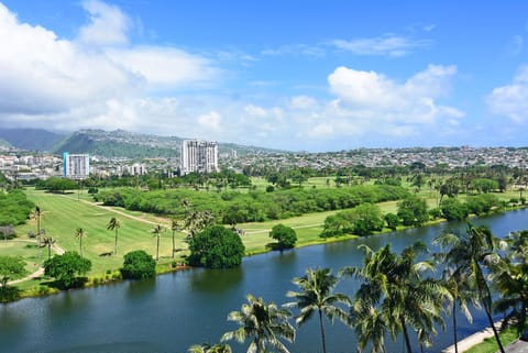 Gorgeous Canal, Golf Course and Mountain Views