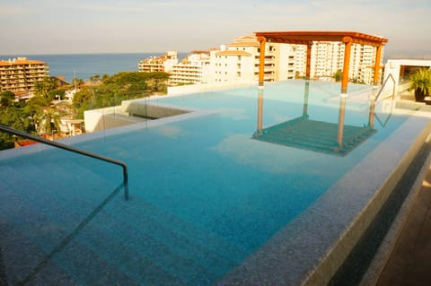 Infinity pool on rooftop terrace with 360 deg. views on ocean, bay and mountains
