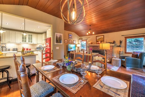 Dining for 6 and a breakfast bar to visit with the chef