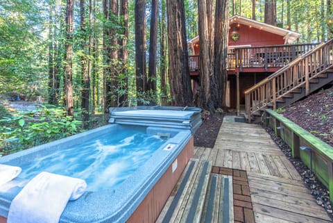 Enjoy the hot tub under the trees