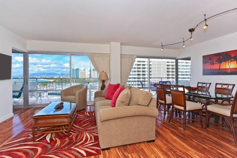 Beautifully remodeled, 1000 sqft plus 2 lanais!