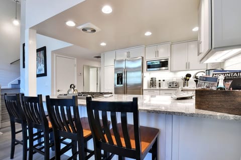 Fully stocked kitchen and 4 can fit at this breakfast bar. 