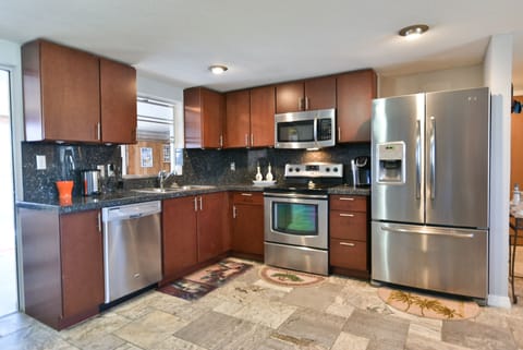 FULLY EQUIPPED KITCHEN.