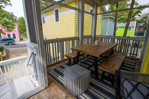Outside Living | Screened in Porch