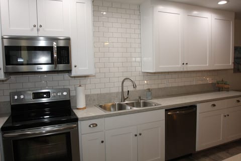 Newly renovated throughout. Beautiful stainless steel appliances and granite!