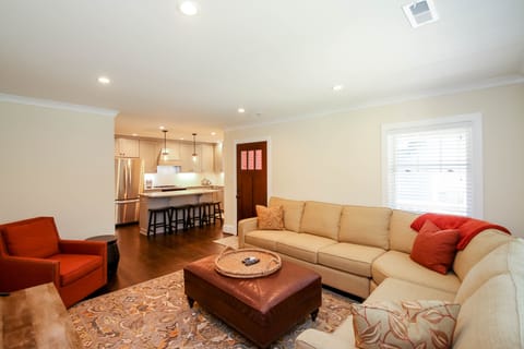 Modern High-End Open Living & Kitchen Design