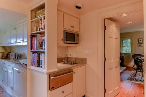 Kitchen: 2nd sink, warming oven