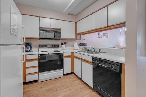 kitchen with full size appliances