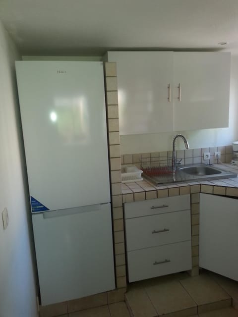 The kitchen with its fridge and its two superimposed door