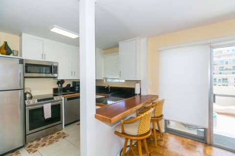 Penthouse Kitchen and Counter Seating