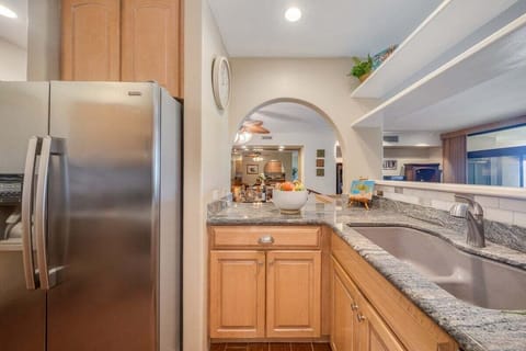 Bright and functional kitchen with elegant finishes and open access to the dining area