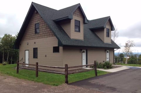 Sits atop Duluth as you drive in on I 35. Instant access to EVERYTHING.