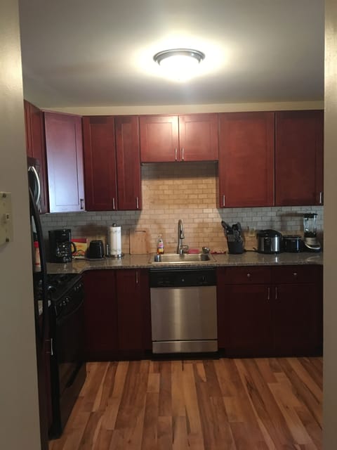 Kitchen-dish washer undersink,microwave,
ricecooker,crockpot,
coffeemaker,blend