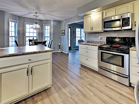 PLEASE ALWAYS MESSAGE ME FIRST BEFORE REQUESTING TO BOOK! 