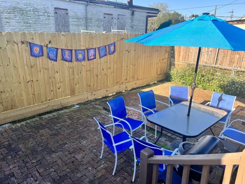 Fenced back patio with umbrella and bbq!
