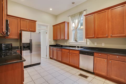 There are 2 chef's kitchens w/ gas stoves.
.5 bath/laundry through door.