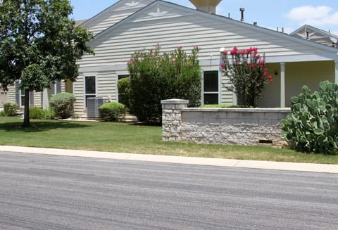 Exterior side view of our Sun City Georgetown Texas vacation rental. 