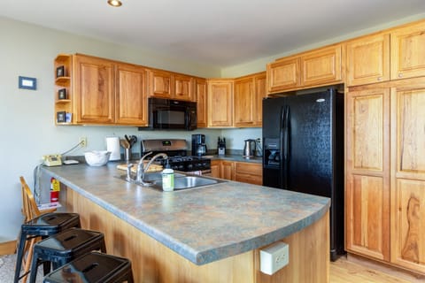 Space to eat, share and work.