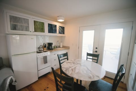 Kitchenette & Dining Area