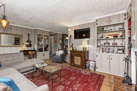 Smart TV with YouTubeTV service and apps for your streaming services