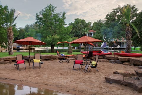 Tilted umbrellas! Zero gravity beach chairs. Outdoor pillows for a great nap ! 