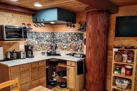 Free coffees, teas, hot chocolate, popcorn, quick breakfast items, treats & more