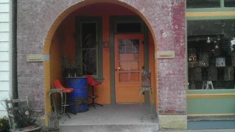 PRIVATE ENTRANCE TO RUST APARTMENT