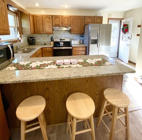 Toaster, coffee maker, blender, mixer, rice cooker, slower cooker etc..