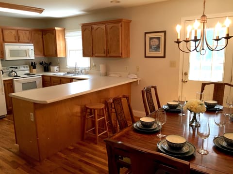 Open kitchen / dining floor plan