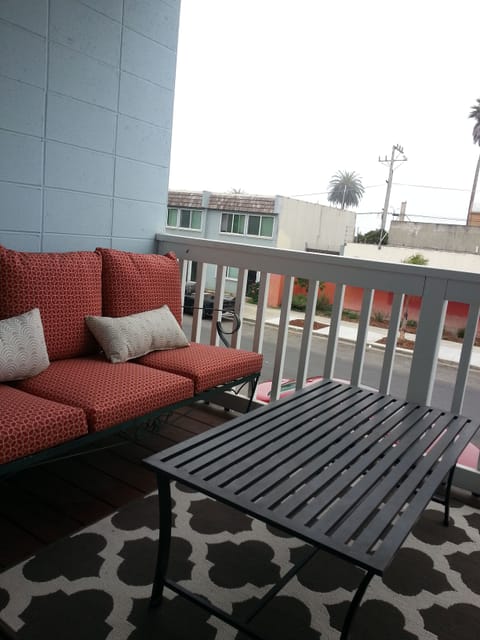 Enjoy the upstairs deck for morning coffee or relax listening to the waves