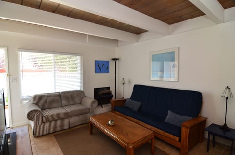 Charming living space with fold-out futon
- for relaxing after fun in the sun!