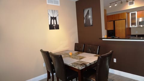 Dining table up to 6 ppl