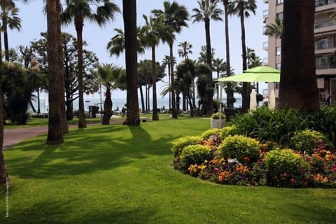 1 minute walk from apartment to garden
