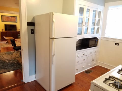 Kitchen is equipped with all the basics you could want 