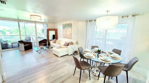 Open & Spacious Lake View Seaside Bliss- Sleeps 6 with Sleeper Sofa