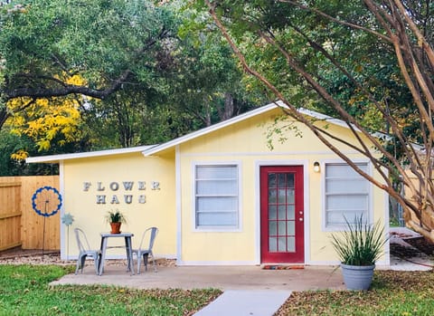 Welcome to Flower Haus! Just 1/2 mile from downtown Fredericksburg.