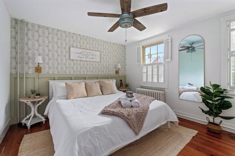 Relax in the cozy king suite overlooking Historic Downtown Annapolis!