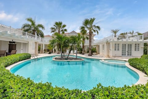 Villa Blanca: Spectacular villa near the beach w/ pool, Jacuzzi & full staf