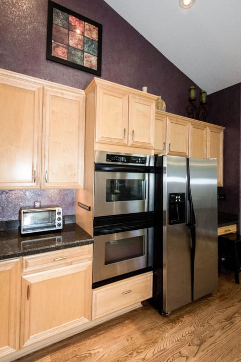 Double ovens and Breville toaster oven.