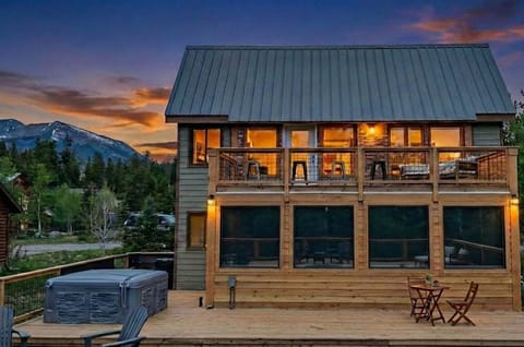Summit House Welcome — Your Rockies basecamp in Frisco—steps to dining, minutes to legendary slopes, and wrapped in four-season magic for unforgettable days and cozy nights. 🏔️✨