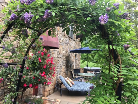 South Facing Rock Wall Garden Apartment with Private Deck & Hot-tub