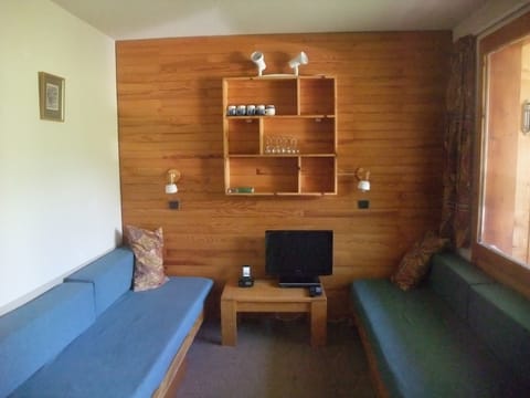Sitting Room. Door to the balcony and views over the pistes.