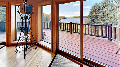 Nothing says vacation like the comforts of home paired with the grandness of a lodge cabin.
