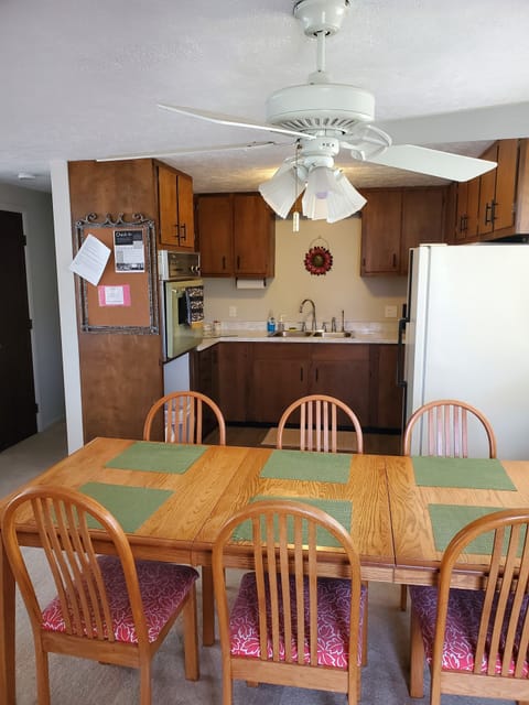 Dining Room, seats 6+