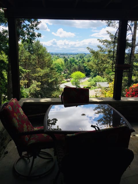 Private outside Dining. Wonderful views yet so close to so everything. 
