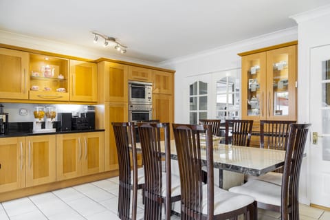 Breakfast Table in the Kitchen!