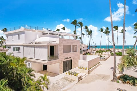 Villa Pandora: Beachfront, oceanview villa w/ heated pool, games, chef & staff