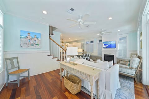 FOYER ENTRANCE NEXT TO COMBINED LIVING AREAS DOWN