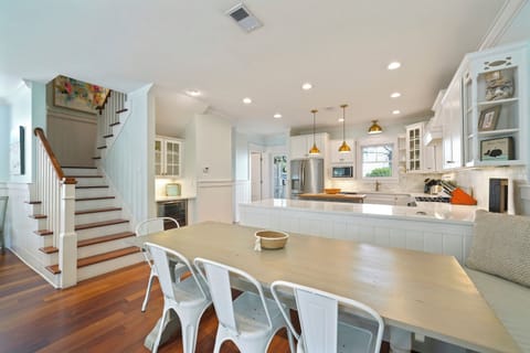 DINING NOOK W/2 LARGE BENCH SEATS & 4 CHAIRS